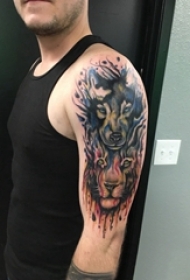 男生手臂上彩绘水彩素描泼墨霸气狼和狮子纹身图片