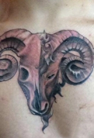 男生胸部黑灰点刺抽象线条小动物羊头纹身图片