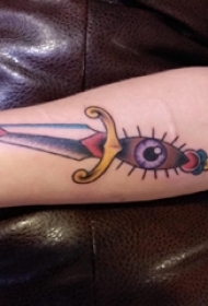 女生手臂上彩绘几何元素抽象线条眼睛和匕首纹身图片