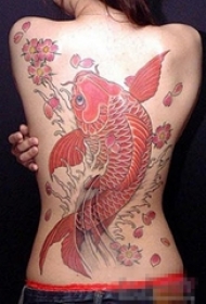 女生满背彩绘文艺花朵和锦鲤纹身图片