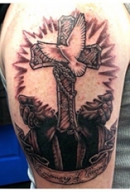 男生手臂上黑灰点刺十字架和白鸽纹身图片