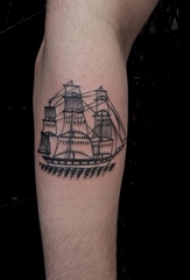 男生手臂上黑色点刺技巧几何简单线条帆船纹身图片