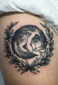 女生大腿上黑色点刺简单线条植物和猫咪纹身图片