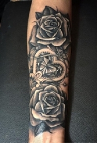 男生手臂上黑色点刺植物花朵玫瑰纹身图片