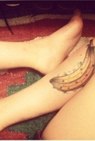 女生小腿上彩绘几何线条创意香蕉食物纹身图片