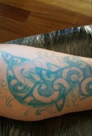 男生小腿上蓝色几何抽象线条小动物锤头鲨纹身图片