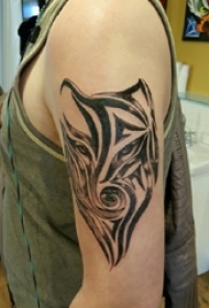 男生手臂上黑灰素描创意文艺动物纹身图片