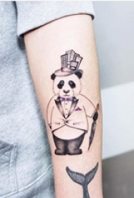 女生手臂上黑灰素描创意可爱熊猫先生纹身图片