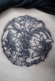女生侧腰上黑白点刺植物抽象线条花朵纹身图片