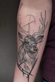 男生手臂上黑色素描简单线条小动物麋鹿纹身图片