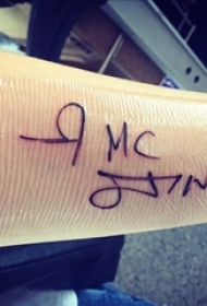 中国有嘻哈欧阳靖手臂的花体英文MCJIN纹身图片