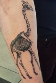 男生手臂上黑色点刺简单线条动物长颈鹿骷髅纹身图片