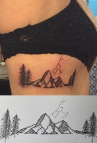 女生侧腰上黑色点刺简单线条大树和山脉纹身图片
