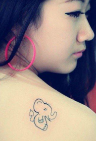 美女背部可爱小象纹身图案