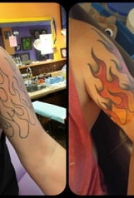 男生手臂上黑色简约线条红色火焰纹身图片