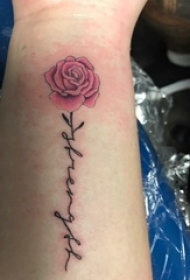女生手臂上彩绘抽象线条花体英文和植物花朵纹身图片