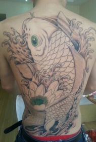 背部中国经典传统的鲤鱼纹身图案