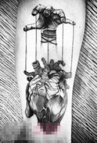 男生手臂上黑色素描点刺技巧创意心脏纹身图片