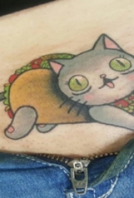 女生腹部彩绘简单线条卡通猫咪和食物纹身图片