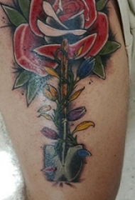 男生大腿上彩绘简单线条创意植物玫瑰纹身图片