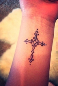 女生手臂上黑色线条简约花纹十字架纹身图片