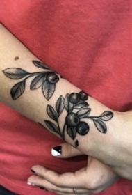 男生手臂上黑色点刺技巧植物叶子纹身图片