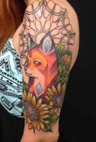 女生手臂上彩绘渐变几何简单线条植物向日葵和狐狸纹身图片