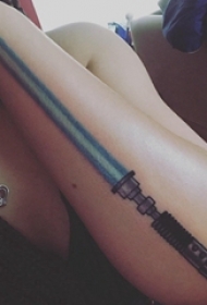 宝剑纹身 女生手臂上彩色的宝剑纹身图片