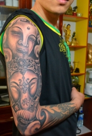 帅哥个性花臂佛像和象神纹身图案