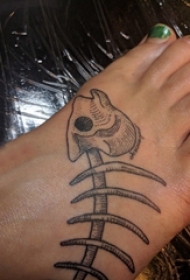 女生脚背上黑色几何线条创意鱼骨纹身图片