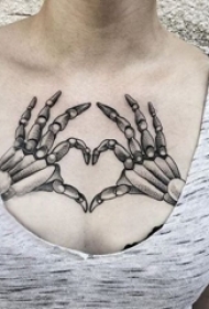 女生锁骨下黑灰素描点刺技巧创意比心纹身图片