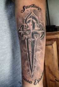 男生手臂上黑灰素描点刺技巧创意十字架精致纹身图片