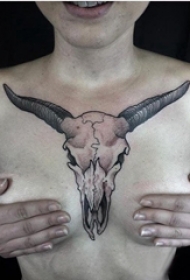 撒旦羊头纹身 女生胸前纹身撒旦羊头纹身图片