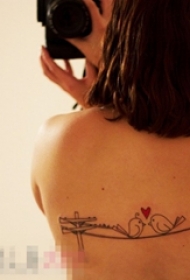 女生后背上黑色几何线条小鸟纹身图片