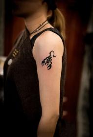 美女手臂黑色蝎子纹身图案