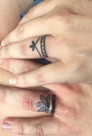 情侣手指上黑色几何简单线条植物花朵戒指纹身图片