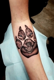 男生手臂上黑灰点刺爪印和小动物狼纹身图片