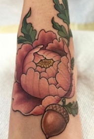 手臂纹身素材 女生手臂上松果和花朵纹身图片