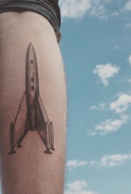 小腿上黑白点刺几何线条火箭纹身图片