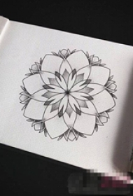 个性的黑色点刺简单线条花朵纹身手稿