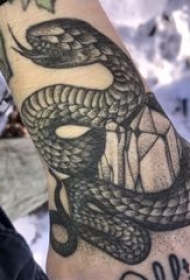纹身蛇的图案 男生手背上黑色纹身蛇的图案