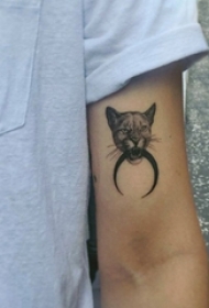 男生手臂上黑灰点刺抽象线条小动物豹子纹身图片