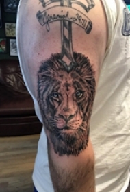 黑色纹身 男生大臂上黑色的狮子纹身图片