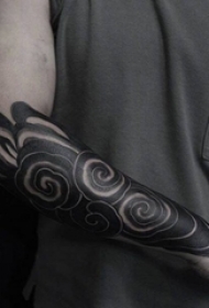 男生手臂上黑灰素描创意祥云花臂纹身图片