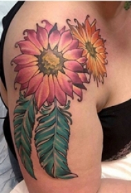 女生手臂上彩绘水彩素描创意文艺花朵纹身图片