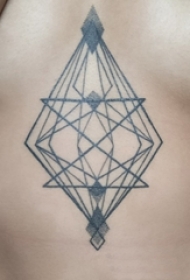 几何元素纹身 女生胸部黑色的几何元素纹身图片