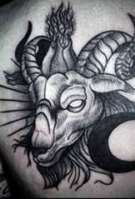 男生背部黑色素描点刺技巧动物羊头纹身图案