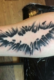 蝙蝠侠标志纹身 男生手臂上简单的蝙蝠侠标志纹身图片