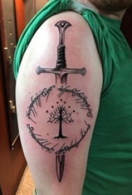 宝剑纹身 男生手臂上黑色的树和宝剑纹身图片