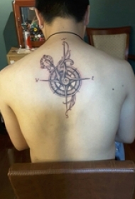 男生背部黑灰素描创意精致复古指南针纹身图片